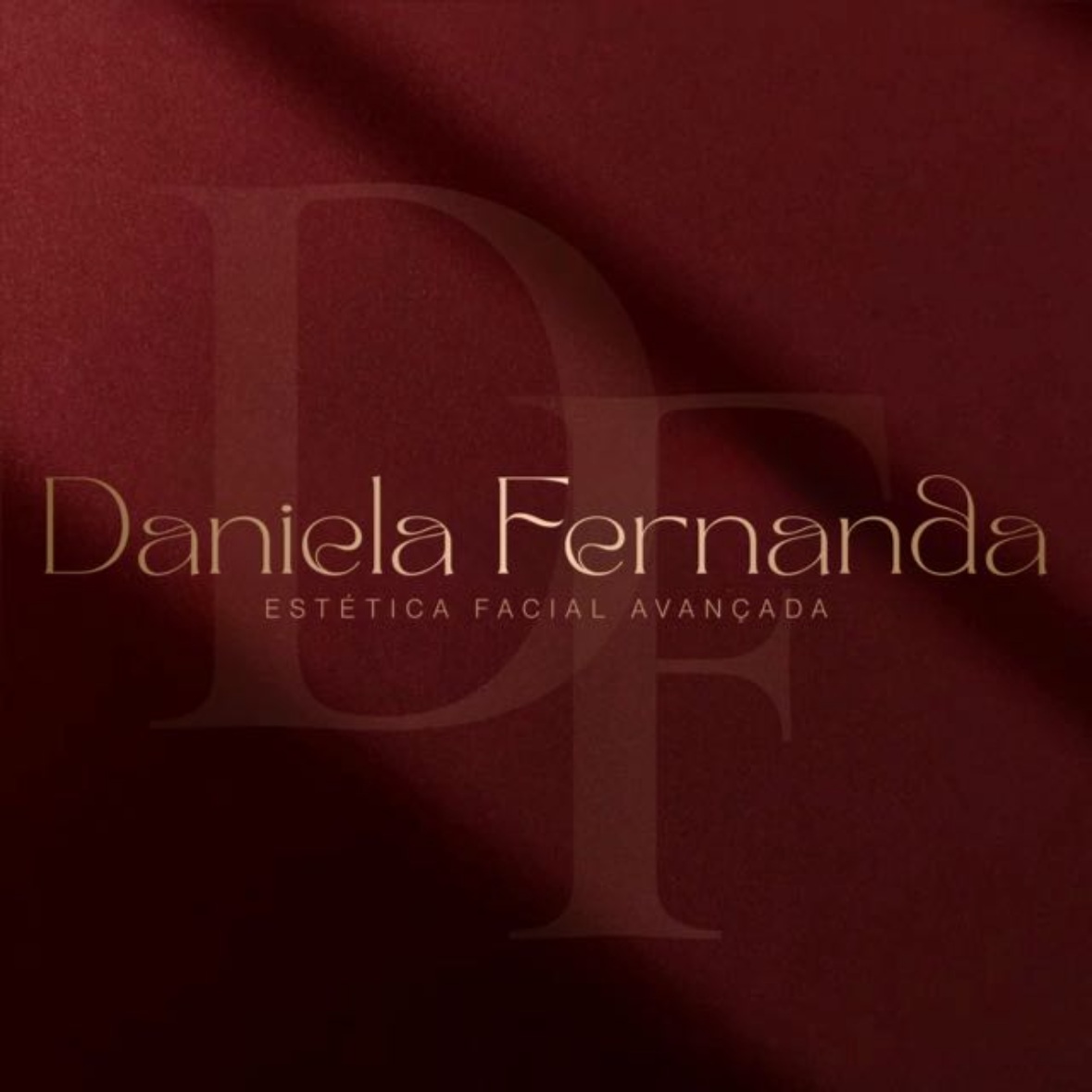 Logo Daniela Fernanda — Estética Facial Avançada, em dourado sobre vinho